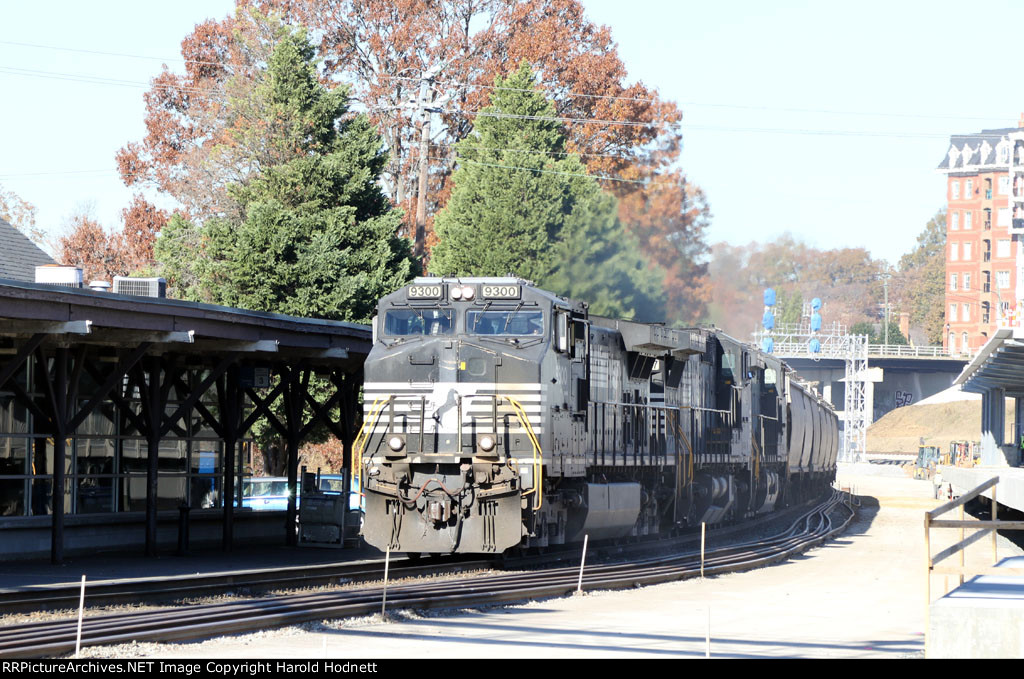 NS 9300 leads NS train 52X past the station